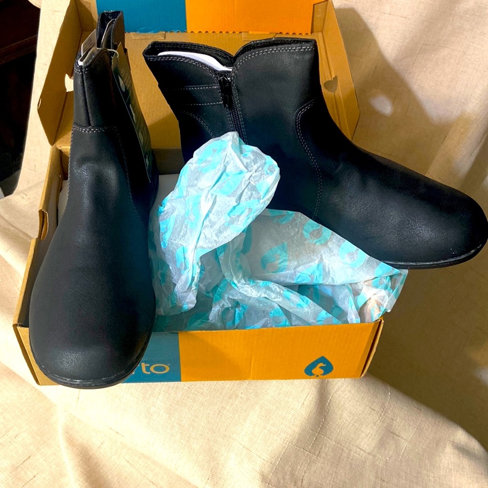 NWT! Sporto Flynn Waterproof, yet stylish Booties for walking miles in the rain!